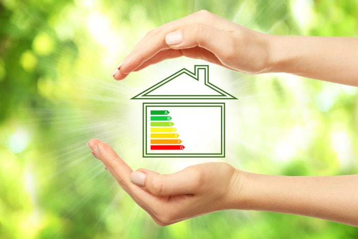 Maison avec une étiquette énergétique pour illustrer le conseil CECB